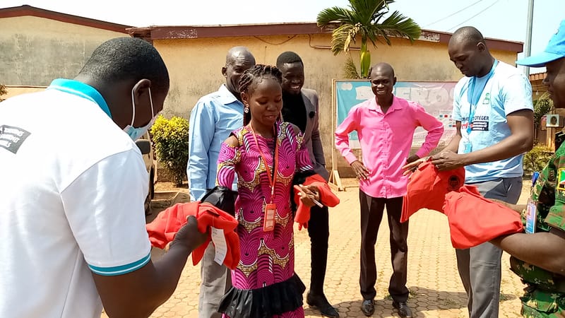 Remise des polos GUTSCHOOL à l'équipe de la MUNISCA