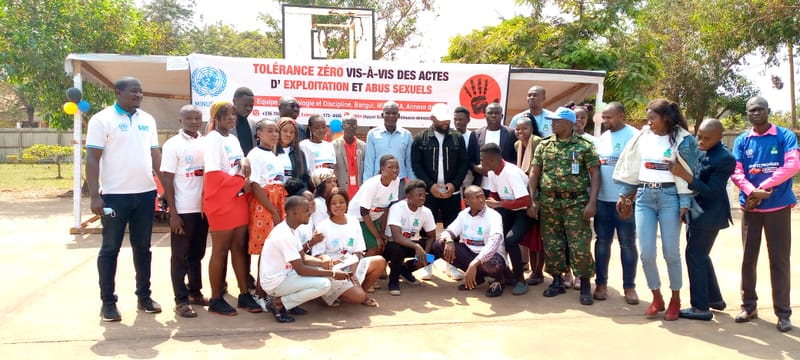 Photo de famille avec les étudiants de GUTSCHOOL