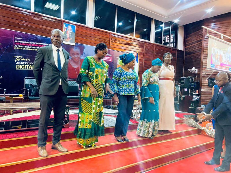 Les officiels présents à cette rencontre étaient :