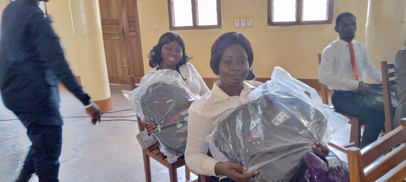 La remise des cadeaux aux participants 