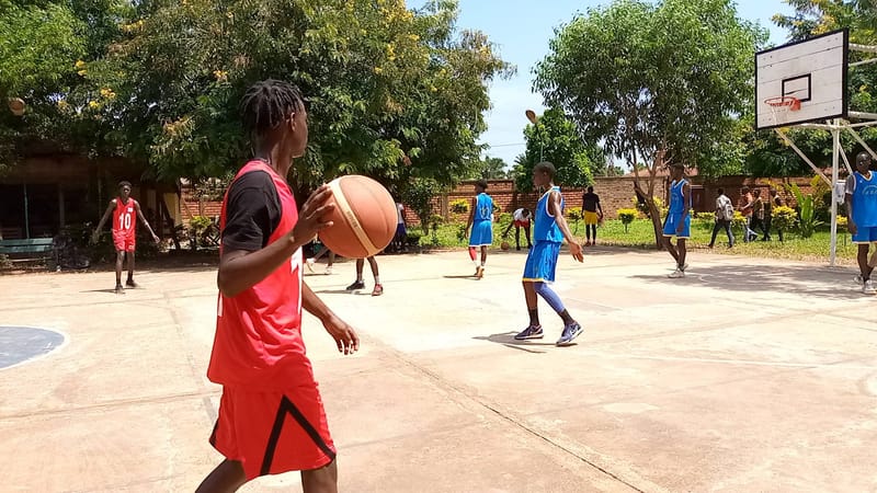 L'administrateur général de #gutschool, Pr Henri Koulayom a fait l'ouverture du #match_amical entre l'université de Bangui Vs l'institut Gutschool (20 Mai 2023)