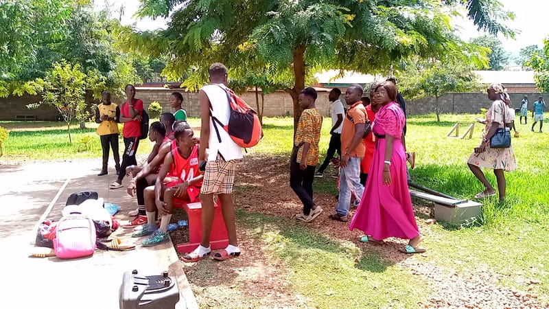 L'administrateur général de #gutschool, Pr Henri Koulayom a fait l'ouverture du #match_amical entre l'université de Bangui Vs l'institut Gutschool (20 Mai 2023)