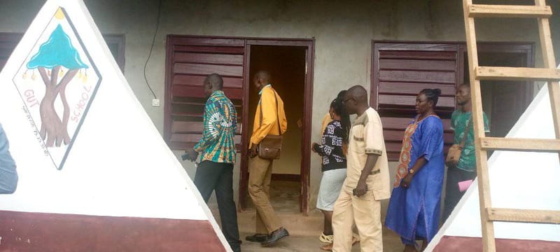 Les étudiants ayant réservé des chambres au Campus Gutschool accompagnés de leur parent ou tuteur.