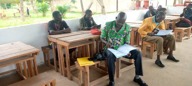 Les étudiants ayant réservé des chambres au Campus Gutschool accompagnés de leur parent ou tuteur.
