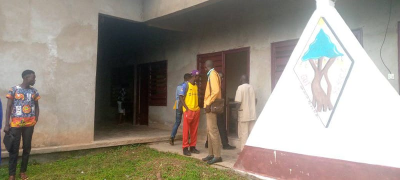 Les étudiants ayant réservé des chambres au Campus Gutschool accompagnés de leur parent ou tuteur.
