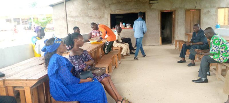 Les étudiants ayant réservé des chambres au Campus Gutschool accompagnés de leur parent ou tuteur.