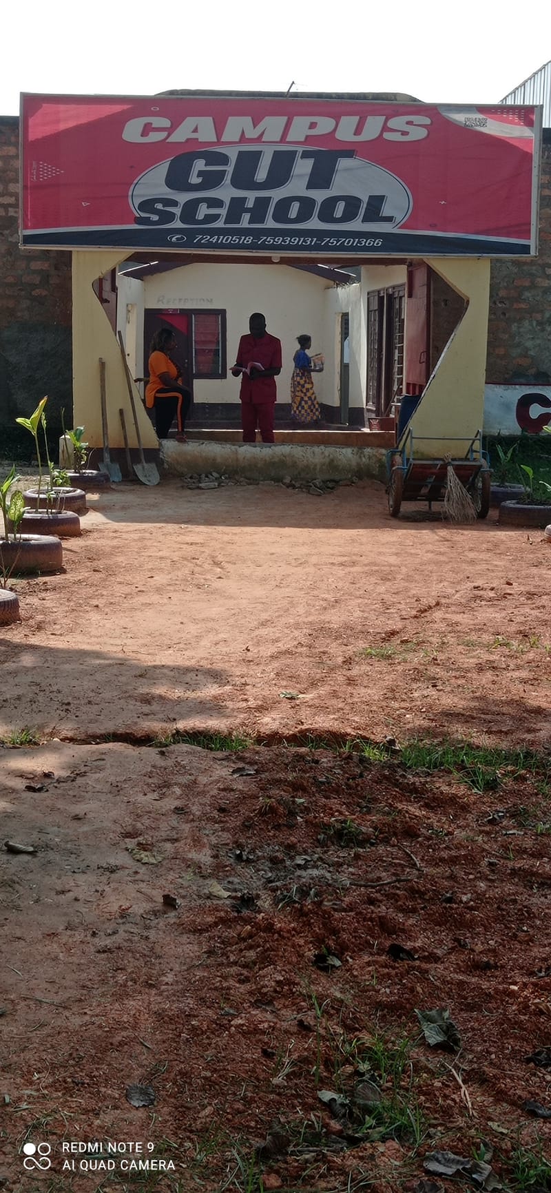 Les étudiants ayant réservé des chambres au Campus Gutschool accompagnés de leur parent ou tuteur.