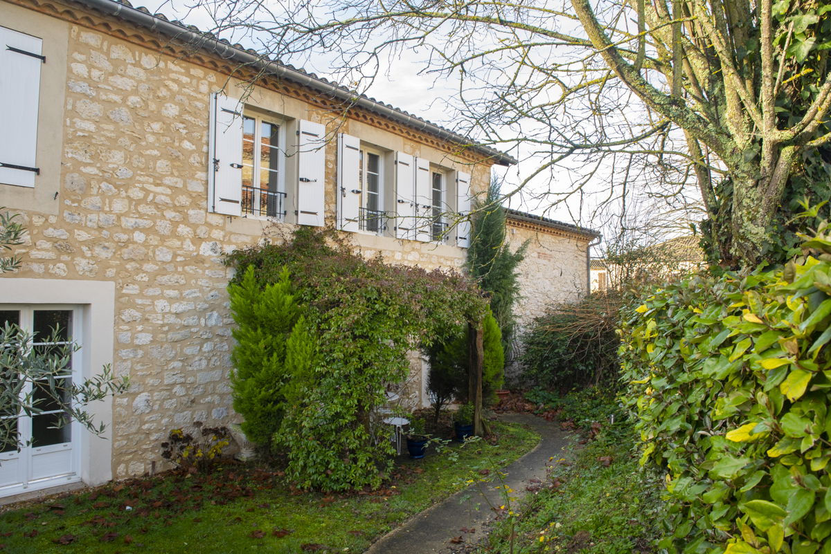 Character terraced house with shared swimming pool