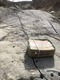 تفتيت الصخور  وتفجير بالمواد المرخصه