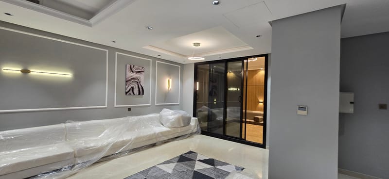 الدور العلوي يتألف من مجلس و خيمة وجلسة خارجية وغرفة الغسيل