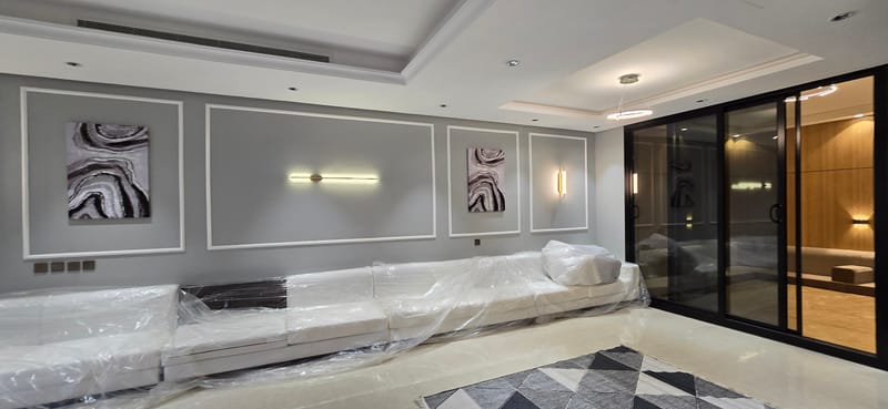 الدور العلوي يتألف من مجلس و خيمة وجلسة خارجية وغرفة الغسيل