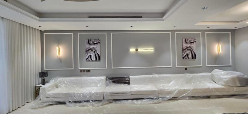 الدور العلوي يتألف من مجلس و خيمة وجلسة خارجية وغرفة الغسيل