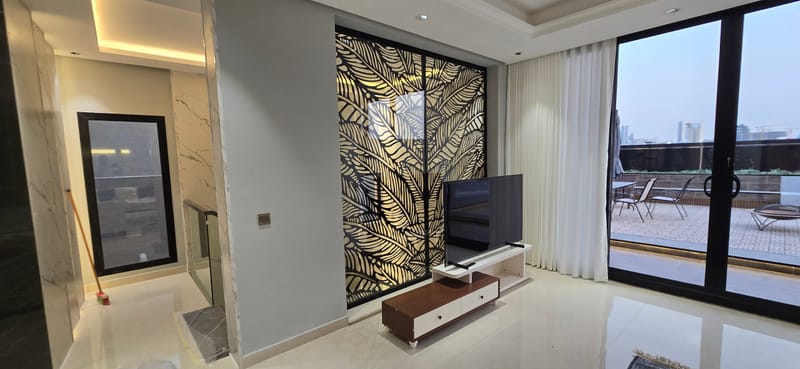 الدور العلوي يتألف من مجلس و خيمة وجلسة خارجية وغرفة الغسيل