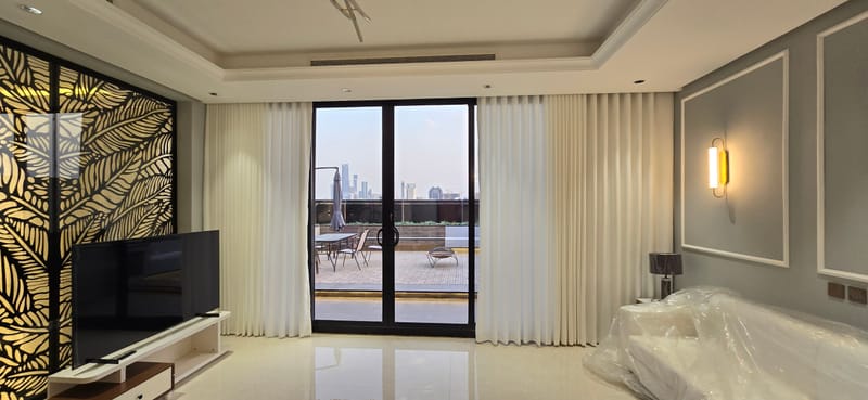 الدور العلوي يتألف من مجلس و خيمة وجلسة خارجية وغرفة الغسيل