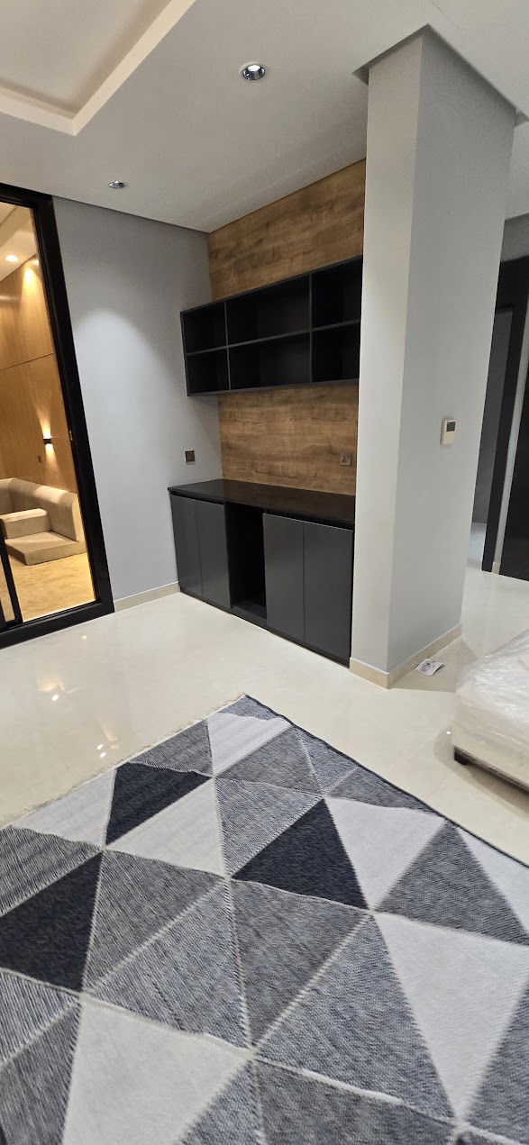 الدور العلوي يتألف من مجلس و خيمة وجلسة خارجية وغرفة الغسيل