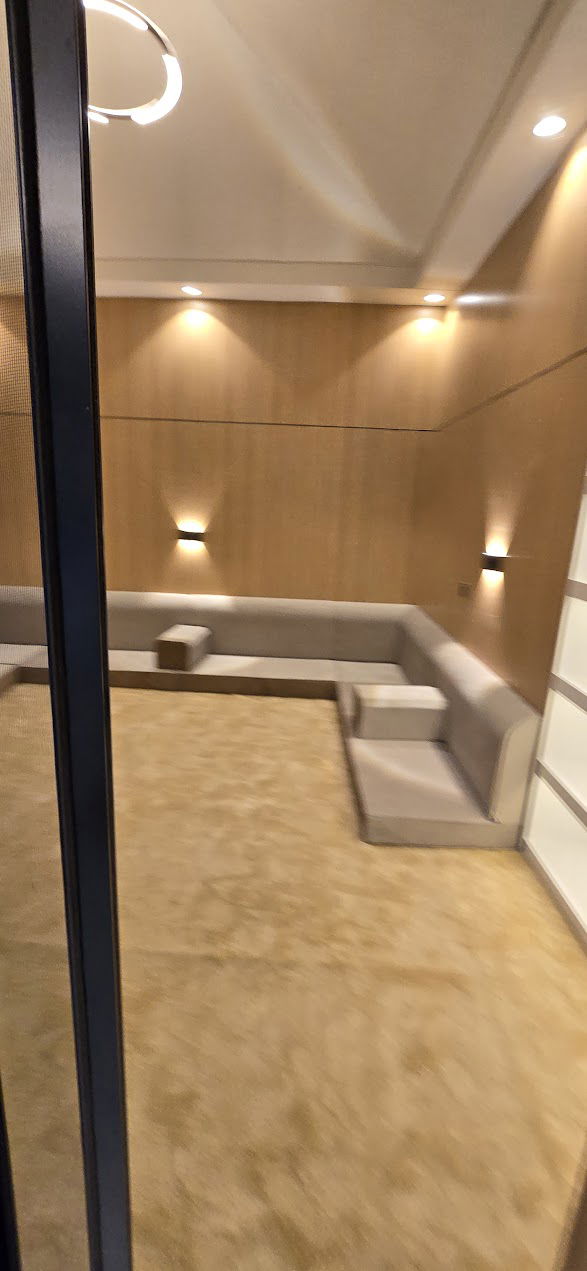 الدور العلوي يتألف من مجلس و خيمة وجلسة خارجية وغرفة الغسيل