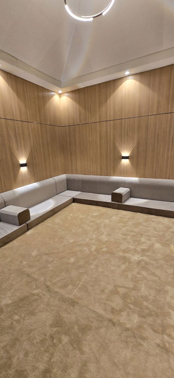 الدور العلوي يتألف من مجلس و خيمة وجلسة خارجية وغرفة الغسيل