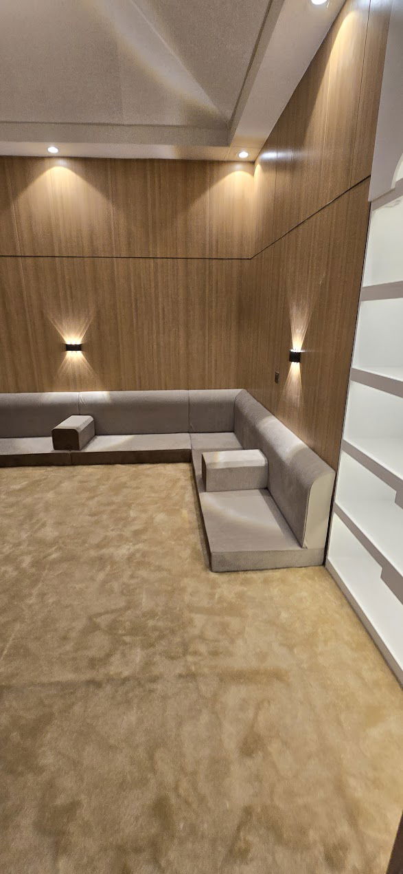 الدور العلوي يتألف من مجلس و خيمة وجلسة خارجية وغرفة الغسيل