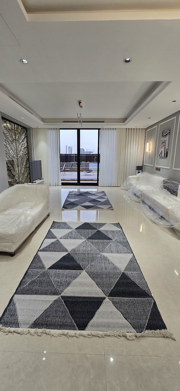 الدور العلوي يتألف من مجلس و خيمة وجلسة خارجية وغرفة الغسيل