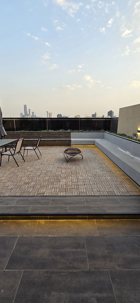 الدور العلوي يتألف من مجلس و خيمة وجلسة خارجية وغرفة الغسيل