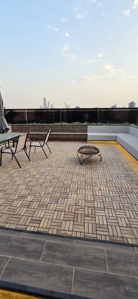 الدور العلوي يتألف من مجلس و خيمة وجلسة خارجية وغرفة الغسيل