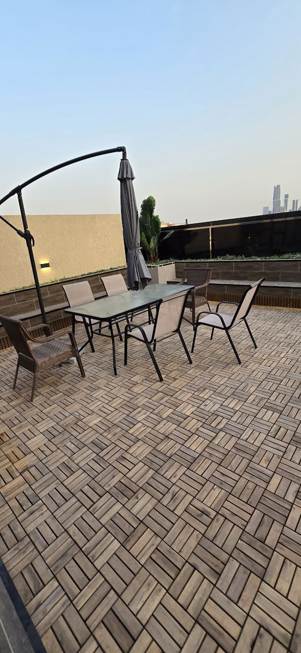 الدور العلوي يتألف من مجلس و خيمة وجلسة خارجية وغرفة الغسيل