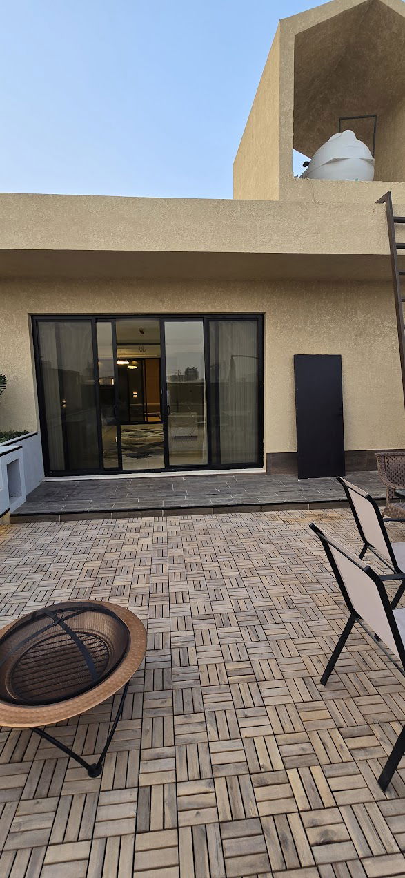 الدور العلوي يتألف من مجلس و خيمة وجلسة خارجية وغرفة الغسيل