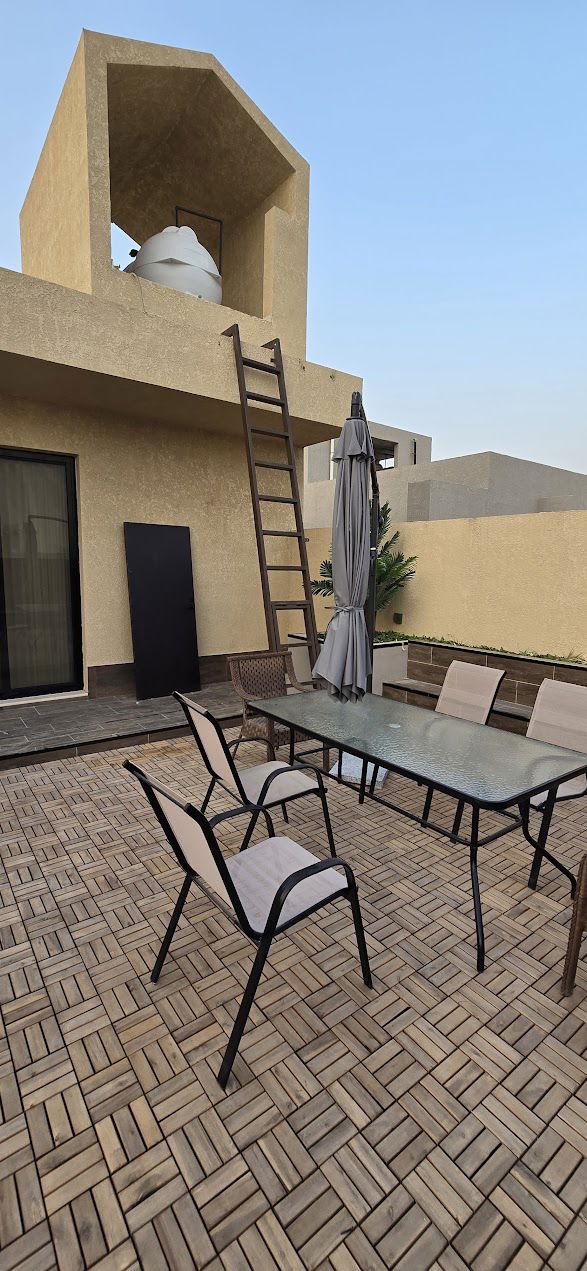 الدور العلوي يتألف من مجلس و خيمة وجلسة خارجية وغرفة الغسيل