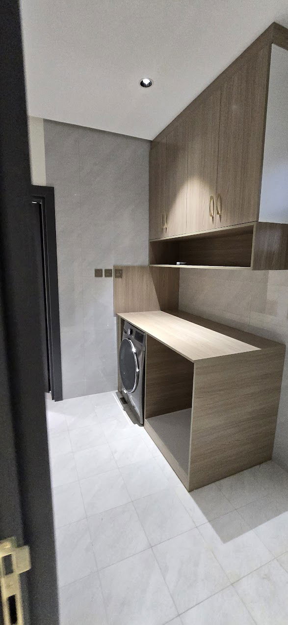 الدور العلوي يتألف من مجلس و خيمة وجلسة خارجية وغرفة الغسيل