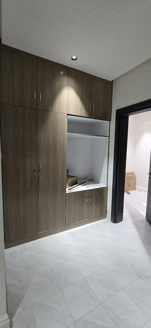 الدور العلوي يتألف من مجلس و خيمة وجلسة خارجية وغرفة الغسيل