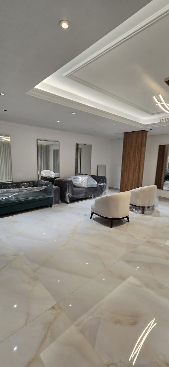 القبو يتألف من مجلس ومسبح وجلسة خارجية