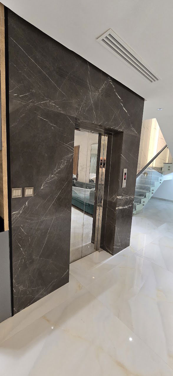 القبو يتألف من مجلس ومسبح وجلسة خارجية