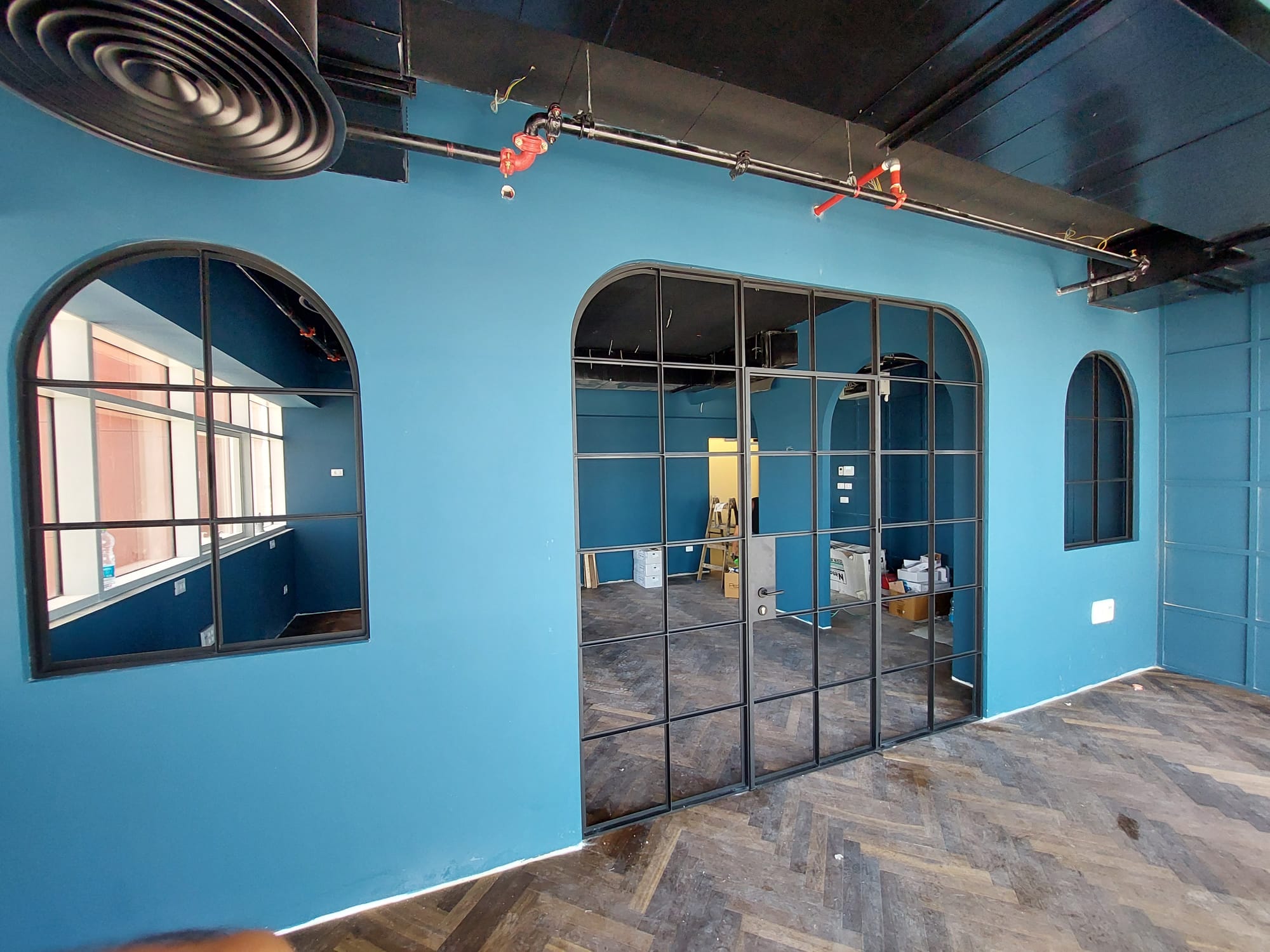 מחיצת משרד וחלונות 