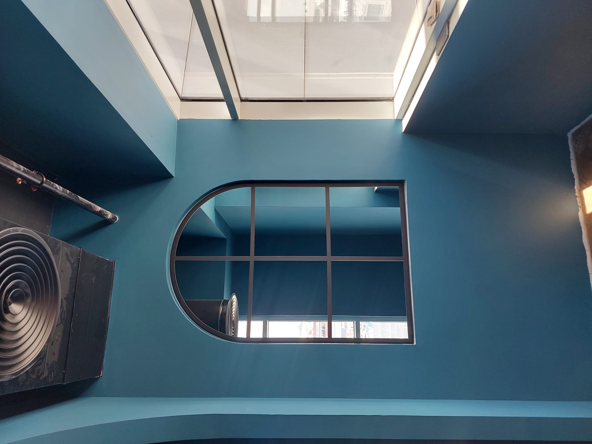 מחיצת משרד וחלונות 