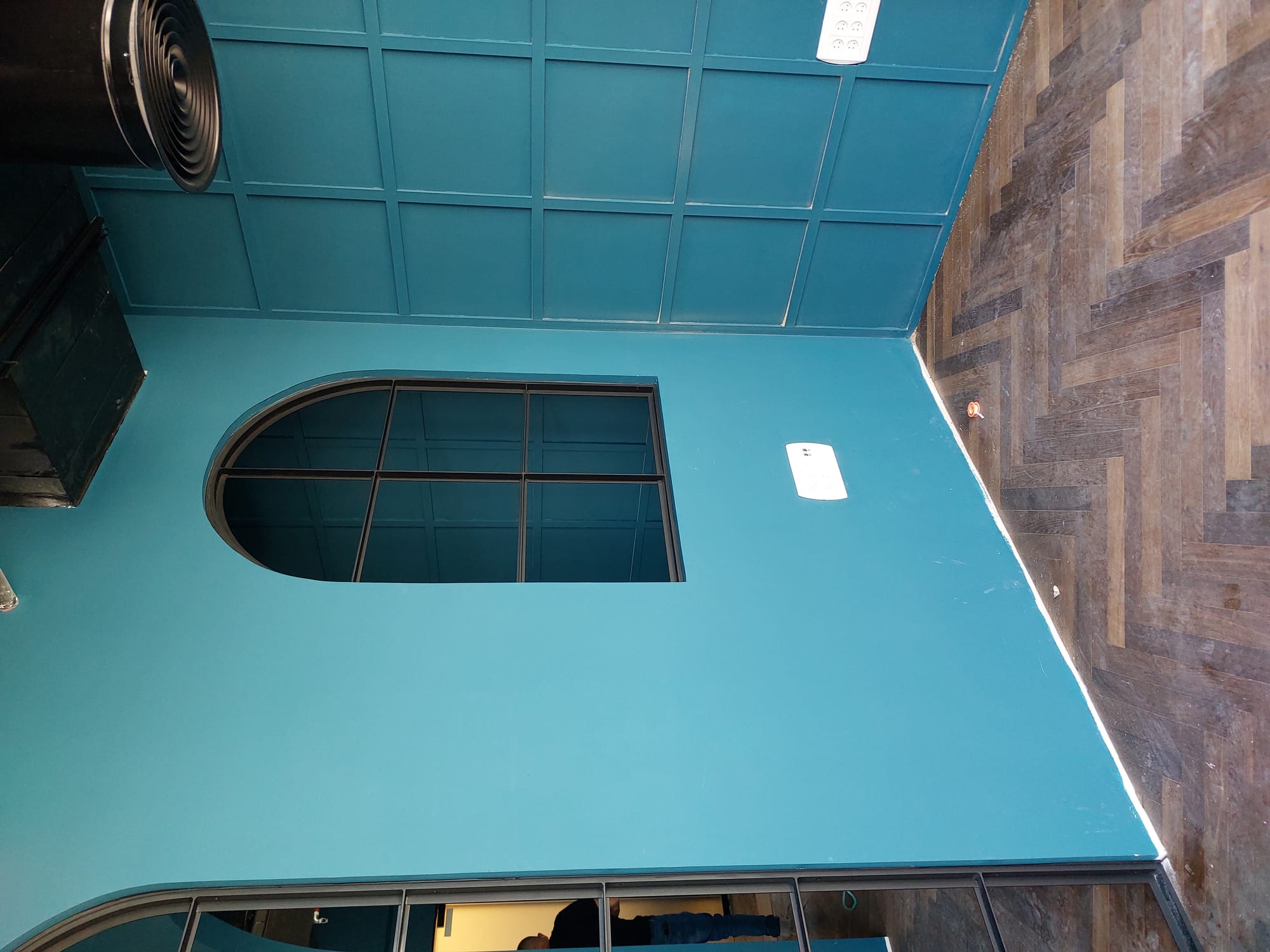 מחיצת משרד וחלונות 