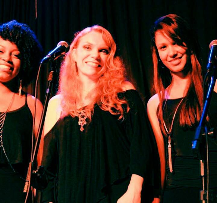 Alguns registros fotográficos de Roseane Garcia em palco