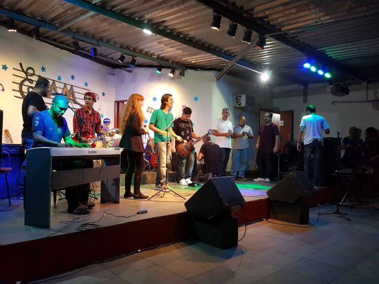 Roseane Garcia em apresentações com seus alunos pela ELAM - Escola Livre de Aprendizagem Musical