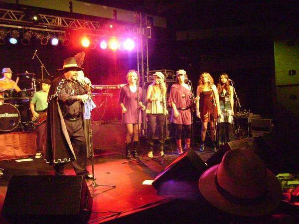 Alguns registros fotográficos de Roseane Garcia em palco