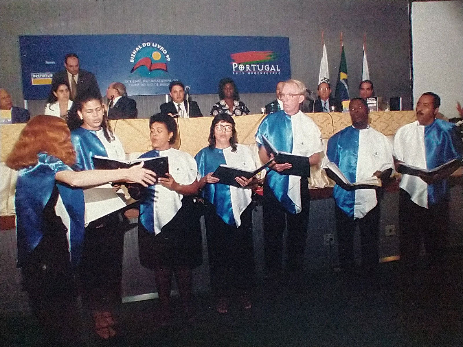 Bienal do Livro em Rio Centro com a presença do antigo Governador do RJ e sua comitiva.