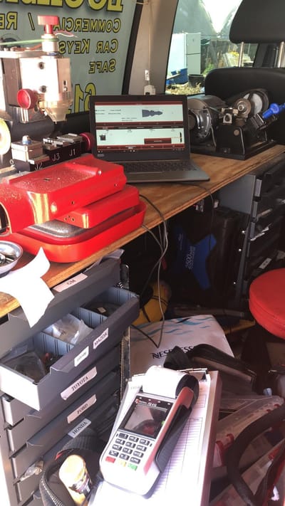 car locksmith near me image