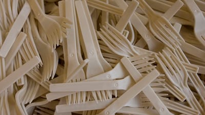 The most environmentally friendly plastics are those that use naturally degradable materials.