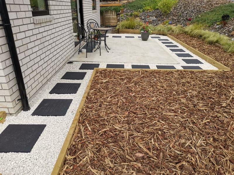 White Lime Chip and Bark Paving