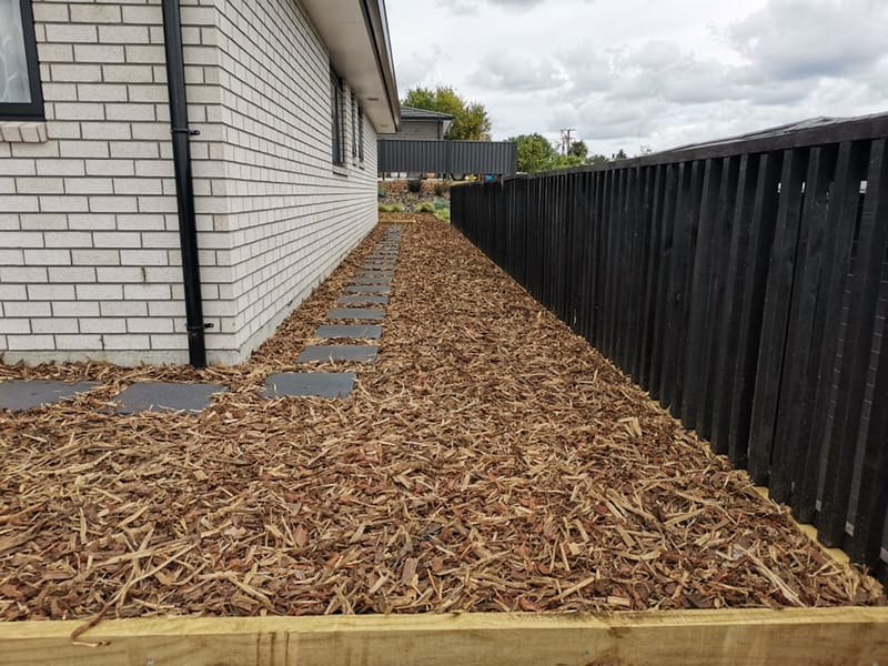 White Lime Chip and Bark Paving