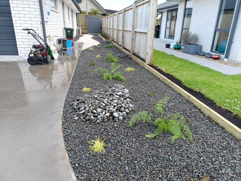 Grey Pebble Garden with White Lime Chip Path