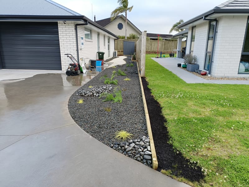 Grey Pebble Garden with White Lime Chip Path