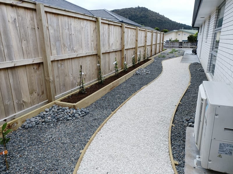Grey Pebble Garden with White Lime Chip Path