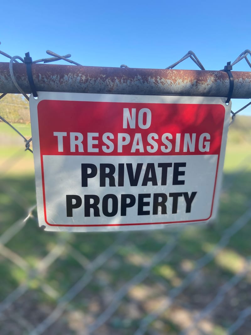 זוג ניצולי שואה תובעים את נציגות הדיירים בירושלים על הסגת גבול והפרת חוזה