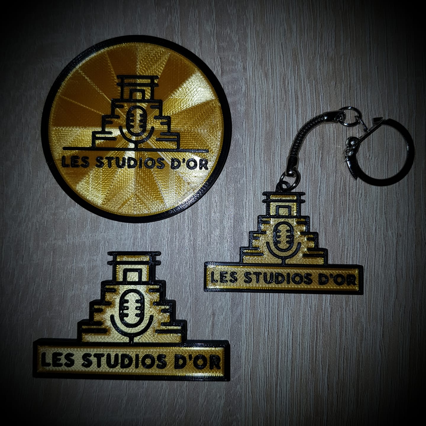 Porte-clés et magnets pour un studio de musique.