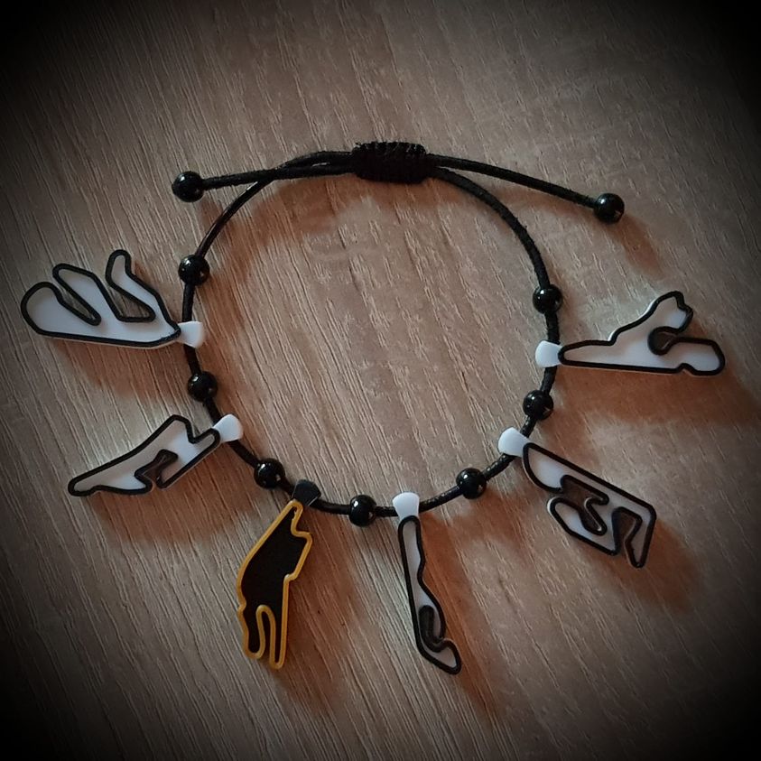 Bracelet avec pendentif circuit moto