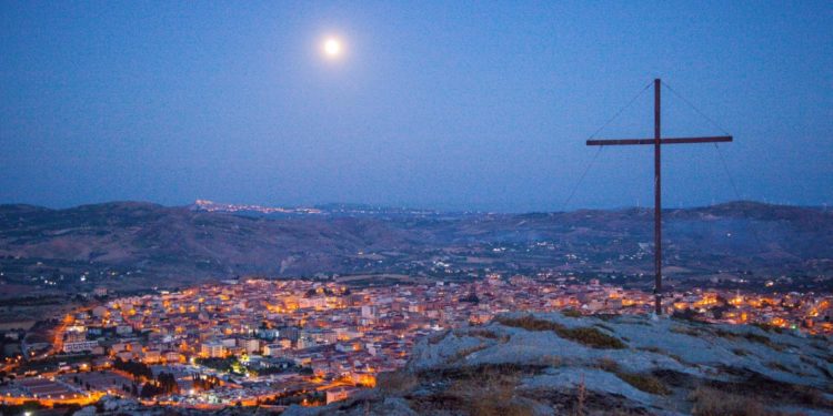 Favara - La Croce della Montagna della Pace si illumina in occasione della Festa della Legalità